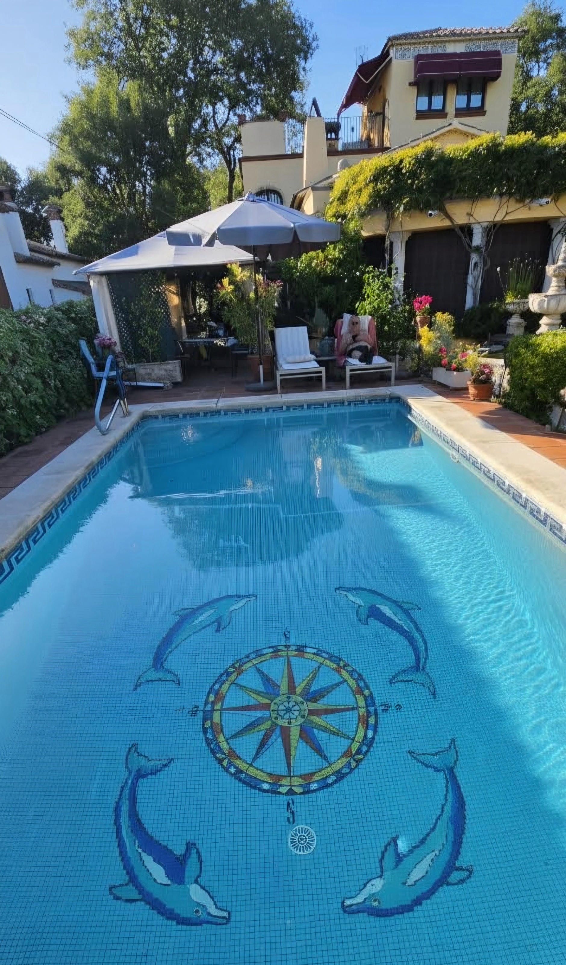 Can Carbonell - Piscina Privada con Mosaico de Delfines